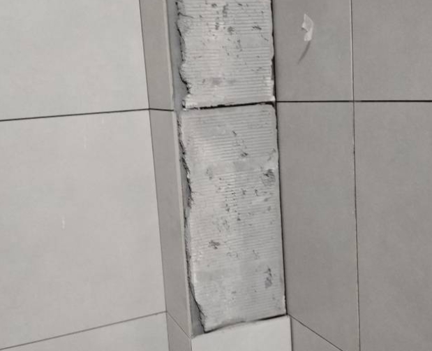 溧阳瓷砖空鼓维修公司分享下瓷砖施工前基层浇水润湿程度不足，可能导致以下问题